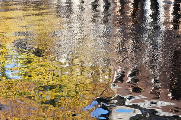 Reflecties in een water gracht van Amsterdam — Stockfoto