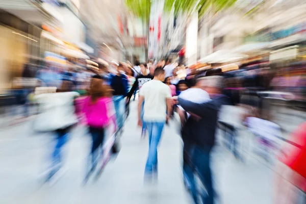 Foto van het verplaatsen van personen in het voetgangersgebied van de stad met zoom ingang — Stockfoto