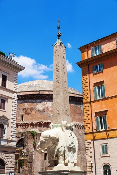 Escultura de elefante famoso com obelisco em Roma, Itália — Fotografia de Stock