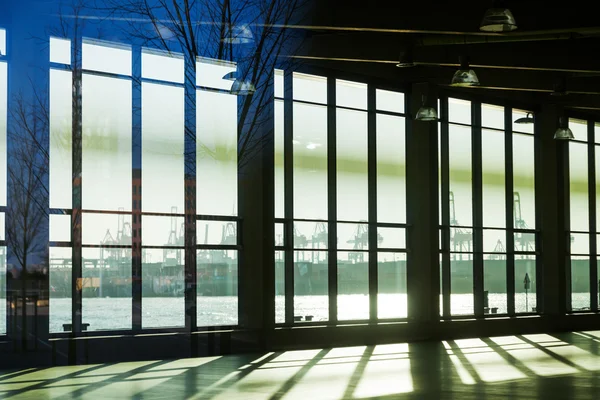 Vue par fenêtres sur le port de Hambourg en contre-jour — Photo