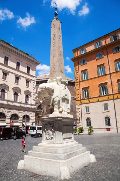 Знаменитая скульптура слона из Бернини с обелиском в Риме, Италия — стоковое фото