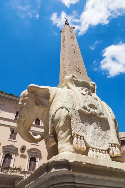 Ünlü fil heykel ile obelisque Roma, İtalya — Stok fotoğraf