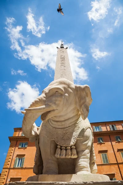 Famosa scultura di elefanti con obelisco a Roma — Foto Stock