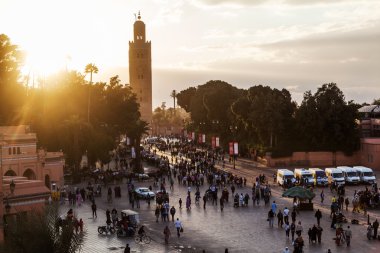 Ünlü Koutoubia cami kare Djemaa el Fnaa batımında Marakeş, Fas üzerinden görünümünü