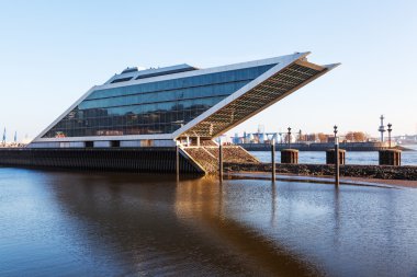 Modern ofis binası - rıhtım - Hamburg, Almanya