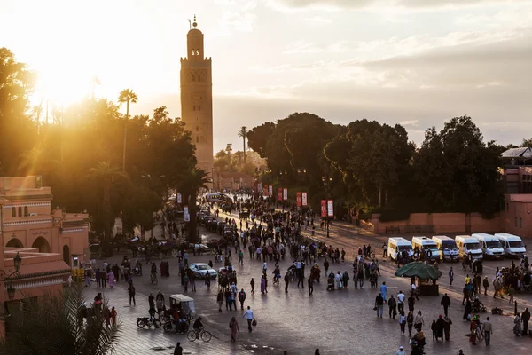 Ünlü Koutoubia cami kare Djemaa el Fnaa batımında Marakeş, Fas üzerinden görünümünü — Stok fotoğraf