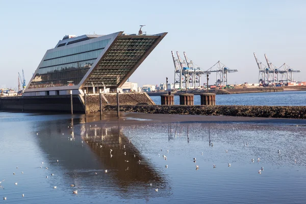 Moderno edificio de oficinas-muelle en Hamburgo, Alemania —  Fotos de Stock