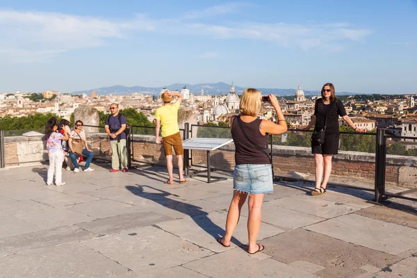 Люди на террасе Castel Sant Angelo в Риме, Италия — стоковое фото