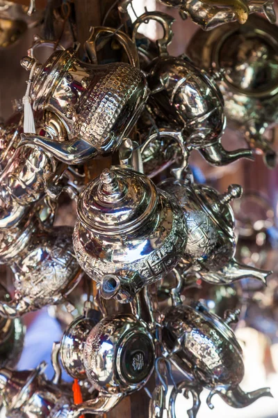 Prataria em uma banca de mercado nos souks de Marraquexe, Marrocos — Fotografia de Stock