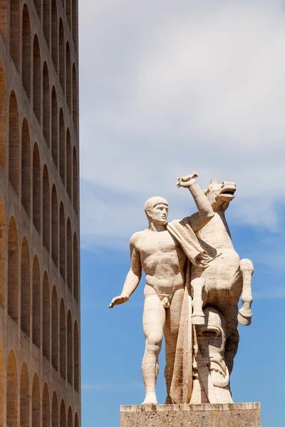 Skulptur på Palazzo della Civilta del Lavoro i Rom, Italien — Stockfoto