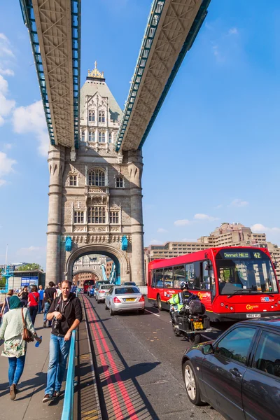 Tráfico en el Tower Bridge en Londres, Reino Unido — Foto de Stock