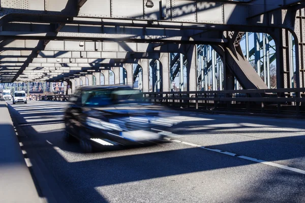 Trafik på en bro i rörelse oskärpa — Stockfoto