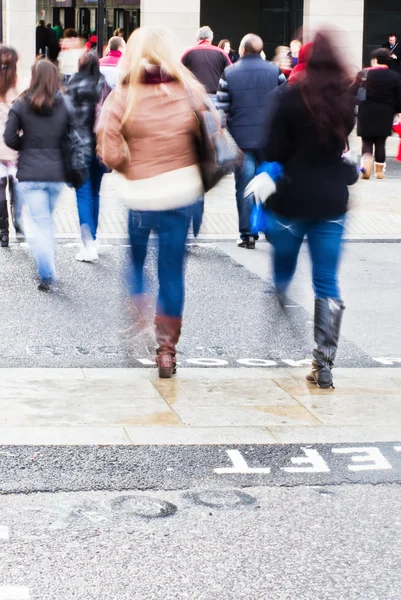 People in motion blur crossing a street in the city — Stock Photo, Image