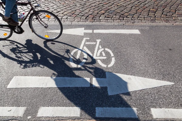 Carril bici con marcas y sombras de una bicicleta en movimiento — Foto de Stock