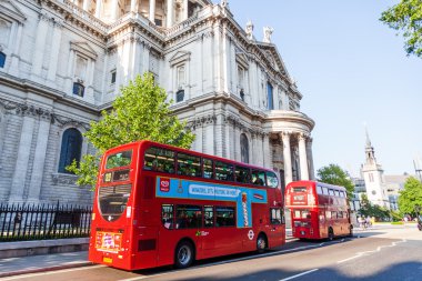Londra, İngiltere'de ünlü St. Pauls Katedrali'nde geleneksel kırmızı Çift katlı otobüs