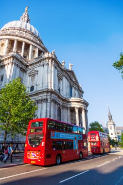 Londra, İngiltere'de ünlü St. Pauls Katedrali'nde geleneksel kırmızı Çift katlı otobüs
