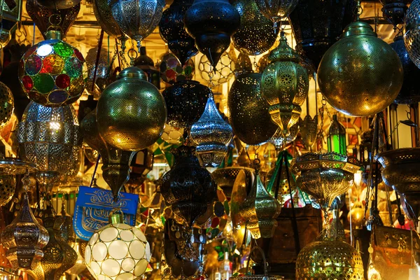 Lámparas árabes en un mercado oriental en Marrakech, Marruecos —  Fotos de Stock