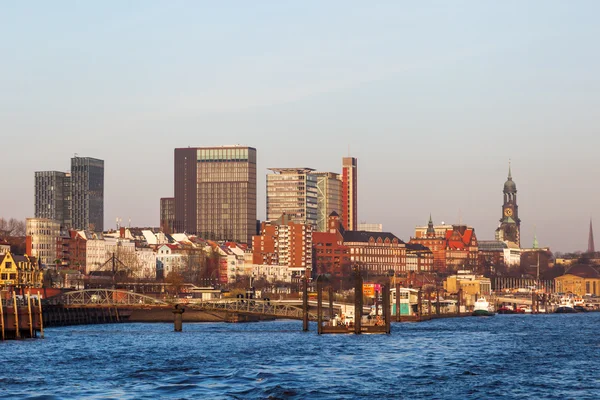 Stadsgezicht van St Pauli, Hamburg, Duitsland, gezien vanaf de waterkant — Stockfoto