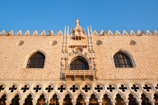 Fassade des berühmten Dogenpalastes in Venedig, Italien — Stockfoto