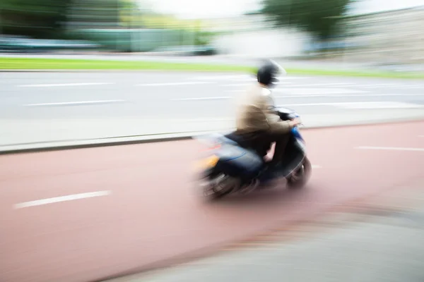 Scooterist in beweging wazig — Stockfoto