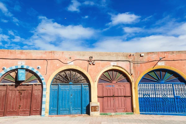 Portas pitorescas de lojas de artistas na cidade velha de Essaouira, Marrocos, que está completamente sob a proteção do patrimônio mundial da UNESCO — Fotografia de Stock