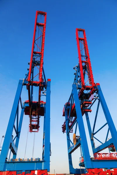 Gru portacontainer nel porto di Amburgo, Germania — Foto Stock