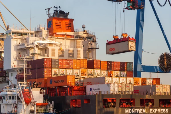 Envío de contenedores en el puerto de Hamburgo, Alemania — Foto de Stock