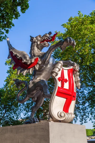 Escultura de dragão com a crista da cidade de Londres, em Londres, Reino Unido — Fotografia de Stock