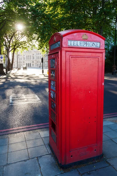 在伦敦，英国传统红色电话亭 — 图库照片