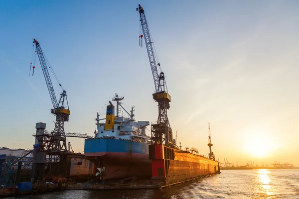 Pôr do sol no porto de Hamburgo, Alemanha — Fotografia de Stock