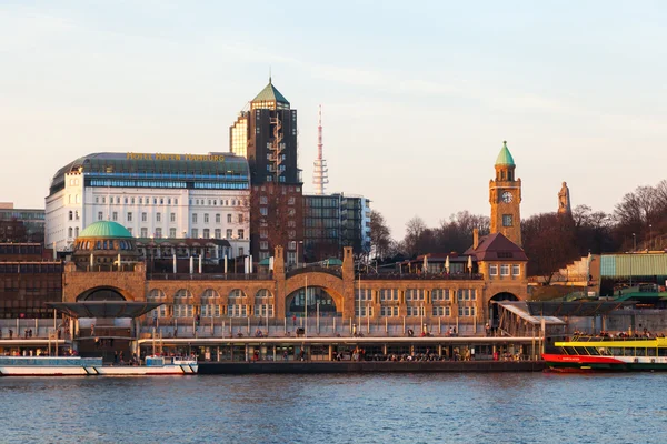 Paisaje urbano de St Pauli, Hamburgo, Alemania, visto desde la orilla —  Fotos de Stock