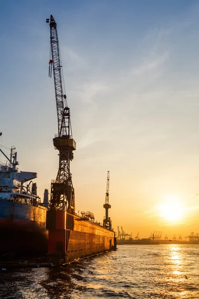 Zonsondergang in de haven van hamburg, Duitsland — Stockfoto