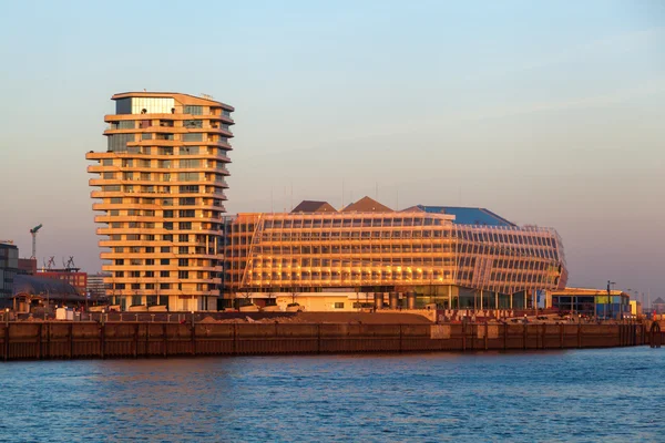 Marco Polo Tower e Unilever Building ao entardecer em Hamburgo, Alemanha . — Fotografia de Stock