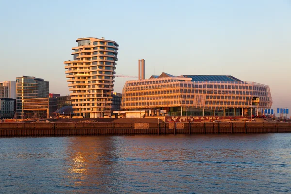 Marco Polo toren en Unilever gebouw in de schemering in Hamburg, Duitsland. — Stockfoto