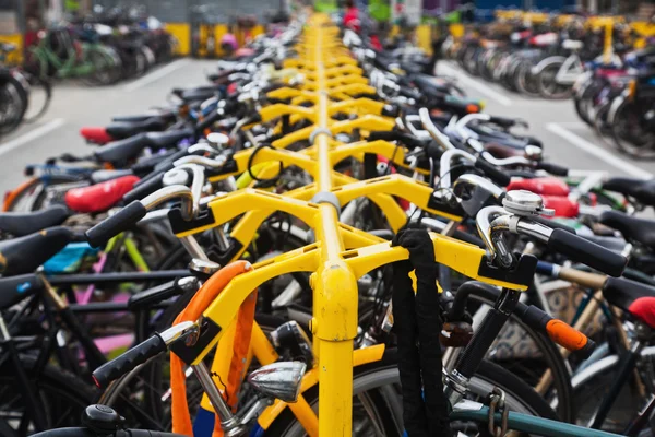 Viele Fahrräder am Fahrradständer — Stockfoto