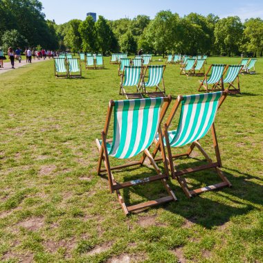 Şezlonglar çim bir park Londra, İngiltere