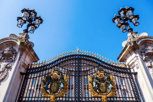 Utfärda utegångsförbud för av Buckingham Palace i London, Uk — Stockfoto