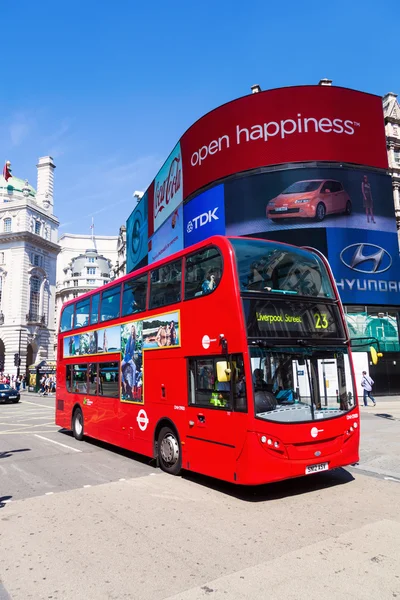 Červené dvoupatrový autobus na Piccadilly Circus v Londýně, Velká Británie — Stock fotografie