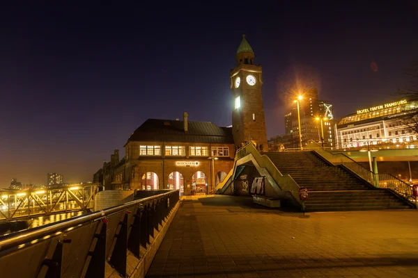 Poziom wody wieża w St Pauli Piers w Hamburg, Niemcy, w nocy — Zdjęcie stockowe