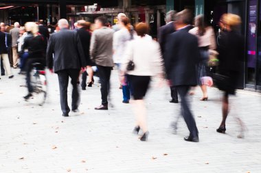 Hareket yukarı giyimli Kişilik kalabalık bulanıklık bir konser için yürüme