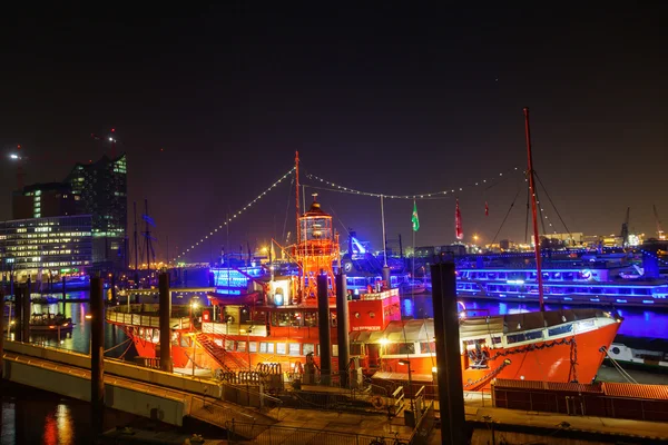 Barco de luz à noite no Porto de Hamburgo, Alemanha — Fotografia de Stock