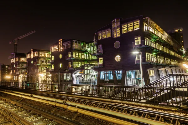 Edificios modernos a lo largo de la Hochbahn de Hamburgo en la estación Baumwall por la noche en Hamburgo, Alemania — Foto de Stock