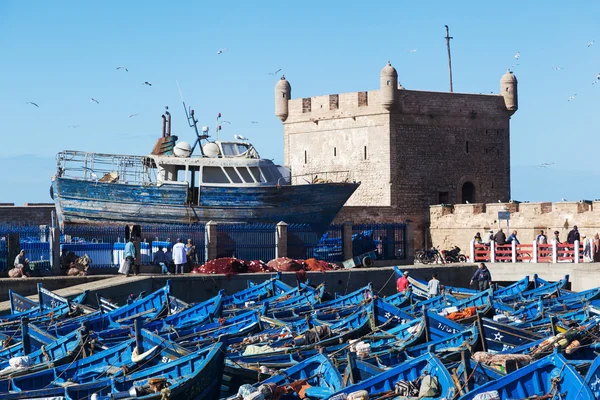 エッサウィラ、モロッコの港で青いボート — ストック写真