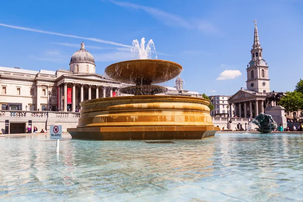 Fountain on the Trafalgar Square in London, UK — Stock Photo, Image