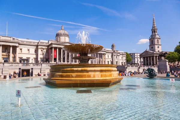 Londra'da Trafalgar meydanında fıskiye — Stok fotoğraf