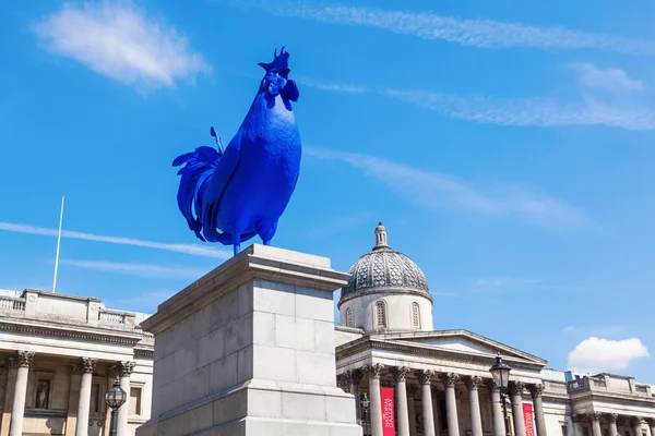 Niebieski kogut rzeźby na Trafalgar Square w Londynie, Wielka Brytania — Zdjęcie stockowe