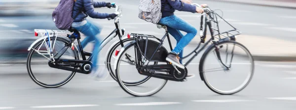 Ποδηλάτες κατά την κίνηση της πόλης σε κίνηση θάμπωμα — Φωτογραφία Αρχείου