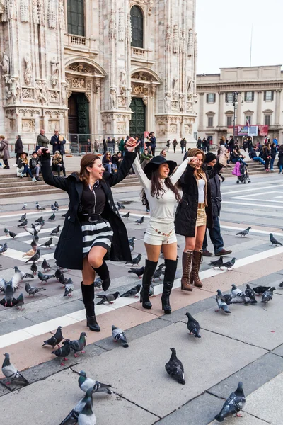 People in a mass of pigeons on the cathedral square in Milan, Italy — Stock Photo, Image