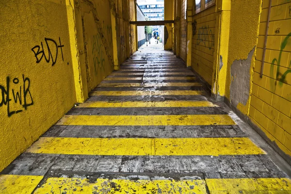 Dunkle gasse mit gelben streifen in der stadt rotterdam — Stockfoto