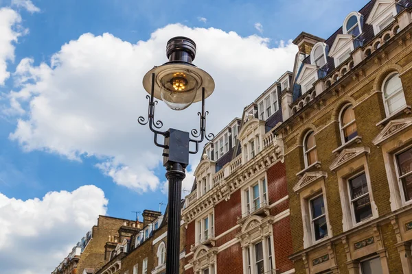 Edifícios antigos típicos com uma lâmpada de rua velha na frente em Notting Hill, Londres — Fotografia de Stock